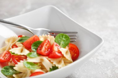 Lezzetli pasta primavera gri arka plan üzerinde ile kase