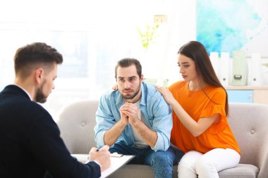 Ofiste genç çift ile çalışan aile psikolog