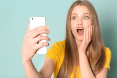 Genç ve güzel bir kadın selfie çekiyor.