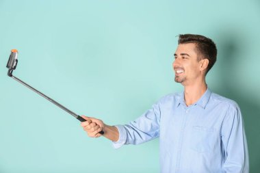 Yakışıklı delikanlı selfie renk arka plan karşı alarak
