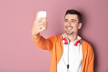 Yakışıklı adam selfie renk arka plan karşı alarak