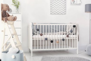 Rahat karyolası olan bir bebek odası.