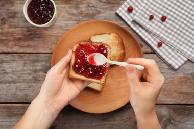 Kadın Yayilim tatlı jam tost masa üzerinde Üstten Görünüm