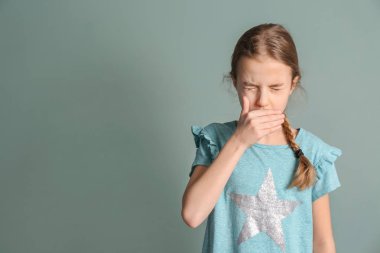 Renk arka plan üzerinde öksürük kız