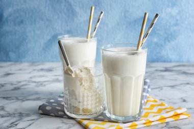 Gözlük milkshake ve masada lezzetli vanilyalı dondurma ile