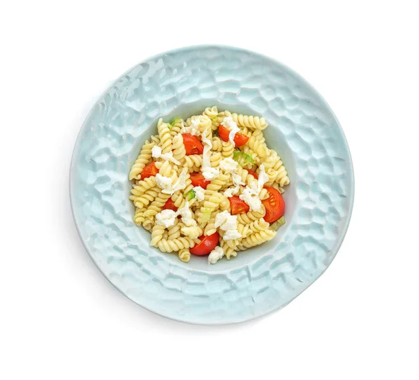 Вкусный салат из пасты с помидорами и сыром на белом фоне — стоковое фото