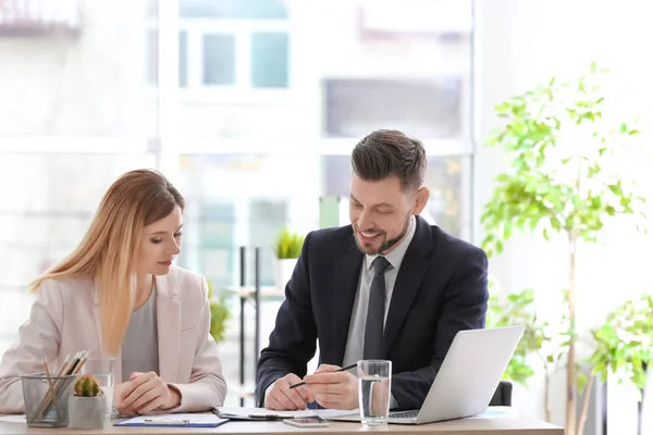 Jovem consultor trabalhando com o cliente no escritório — Fotografia de Stock