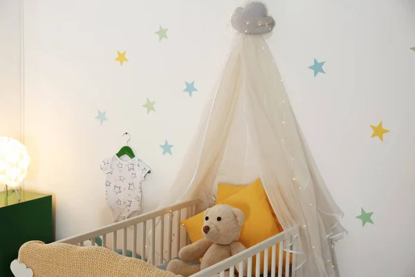 Stilvolle Babyzimmereinrichtung mit Kinderbett — Stockfoto