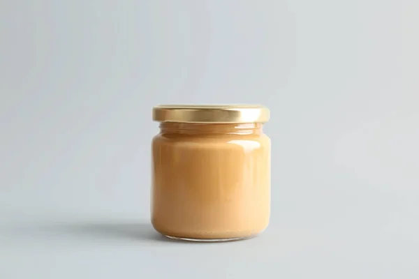 Frasco de manteiga de amendoim em fundo branco — Fotografia de Stock