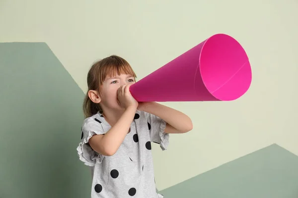 Menina Bonito Com Megafone Papel Fundo Cor — Fotografia de Stock