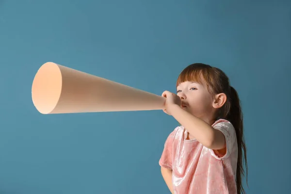 Милая Маленькая Девочка Бумажным Мегафоном Цветном Фоне — стоковое фото