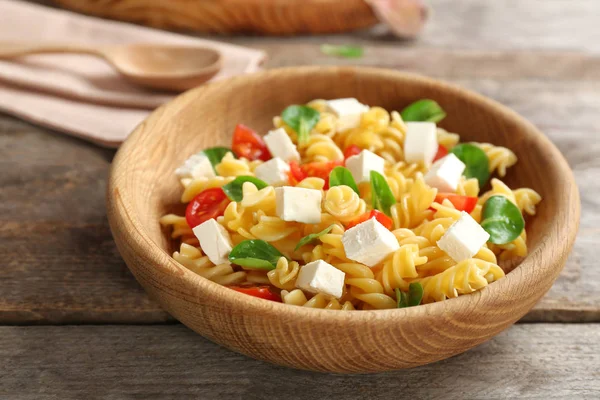 Placa con deliciosa pasta primavera en la mesa — Foto de Stock