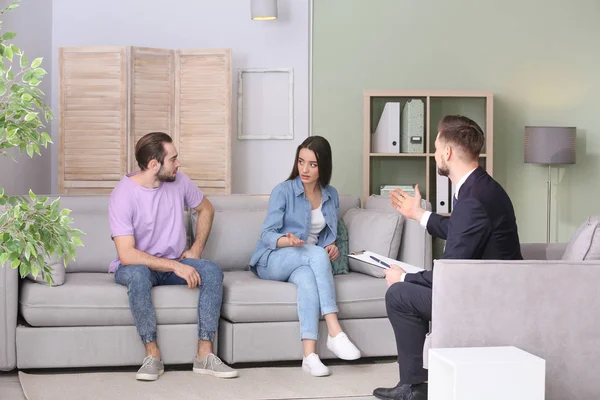 Psicólogo familiar trabajando con parejas jóvenes en el consultorio — Foto de Stock