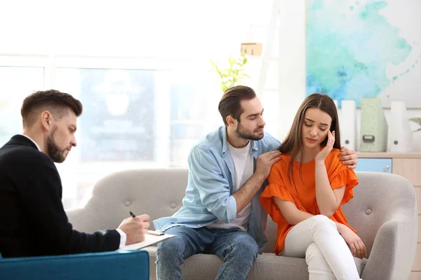 Psicólogo familiar trabajando con parejas jóvenes en el consultorio — Foto de Stock