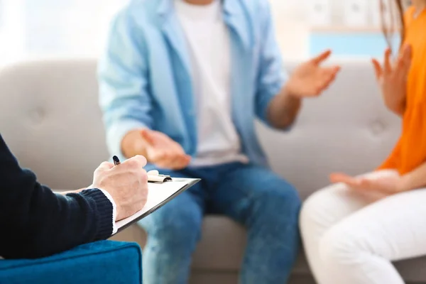 Psychologue de famille travaillant avec un jeune couple au bureau, gros plan — Photo