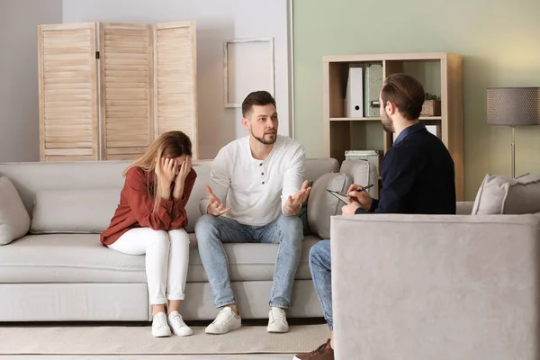 Psicólogo familiar trabajando con parejas jóvenes en el consultorio — Foto de Stock