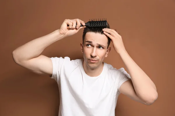 Arka planda saç dökülmesi sorunu olan genç bir adam — Stok fotoğraf