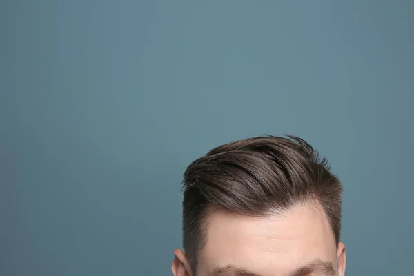 Giovane uomo con problema di perdita di capelli su sfondo di colore — Foto Stock