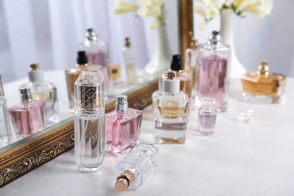 Flacons de parfum sur la coiffeuse — Photo