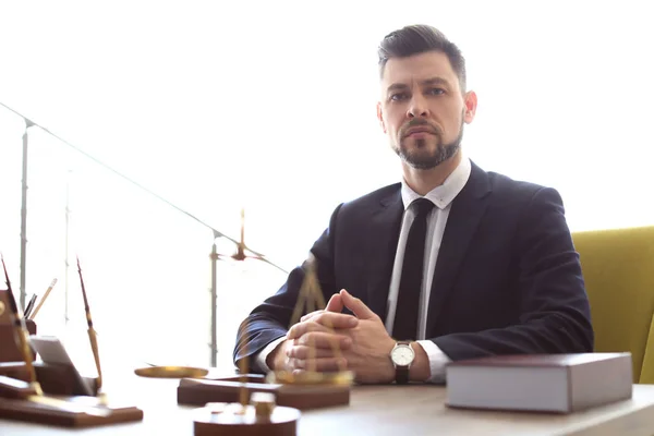 Mannelijke advocaat werkzaam in kantoor — Stockfoto