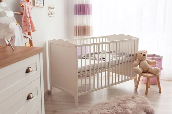 Gemütliches Babyzimmer-Interieur mit Kinderbett — Stockfoto