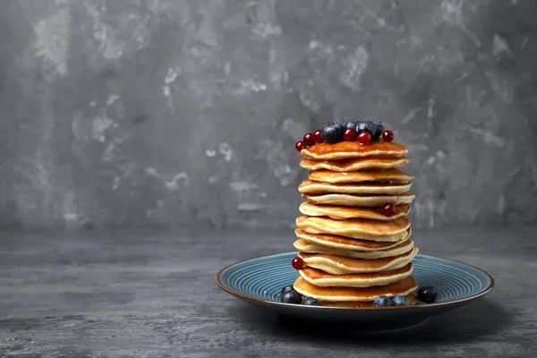 Pancake lezat dengan buah berry di atas meja — Stok Foto