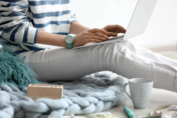 Blogger femminile con computer portatile al chiuso — Foto Stock