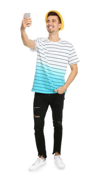 Jovem bonito homem tomando selfie contra fundo branco — Fotografia de Stock
