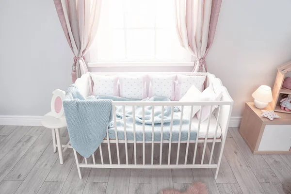 Interior de la habitación del bebé con cuna cómoda — Foto de Stock