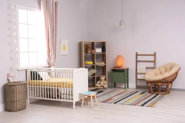 Baby kamer interieur met comfortabele wieg en papasan-stoel — Stockfoto