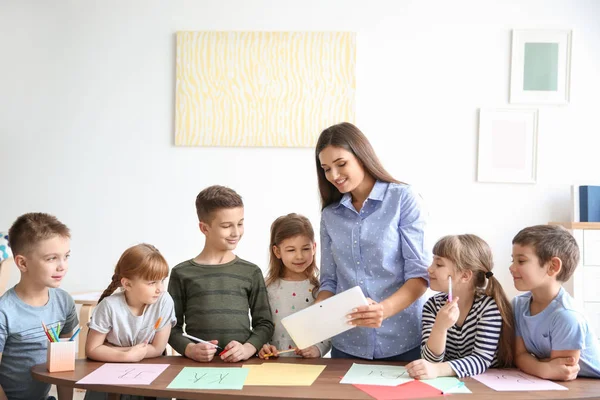 Leuke Lieve Kinderen Met Leraar Klas School — Stockfoto