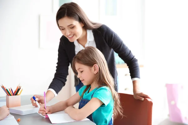 Professora Ajudando Menina Com Sua Tarefa Sala Aula Escola — Fotografia de Stock