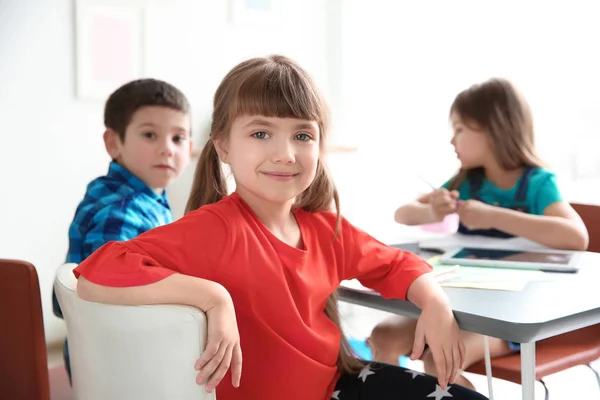 学校の教室でかわいい女の子 — ストック写真