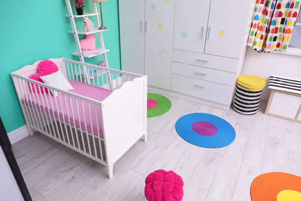 Helles Babyzimmer mit Kinderbett — Stockfoto