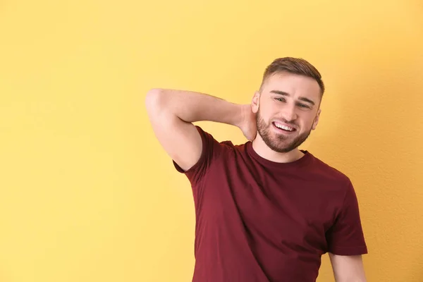 Portrait of smiling young man on color background — Stock Photo, Image