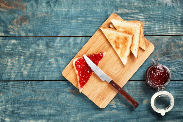 Toasts with sweet jam on wooden background, flat lay composition — Stock Photo, Image