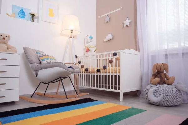 舒适的婴儿房室内配有婴儿床和摇椅 — 图库照片