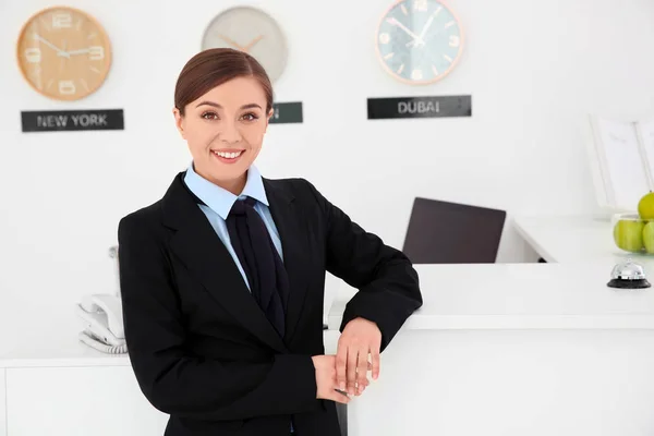 Recepcionista femenina en el lugar de trabajo en el hotel — Foto de Stock