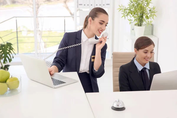 Empfangsdamen am Arbeitsplatz im Hotel — Stockfoto