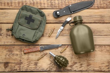 Seti, düz ahşap arka plan üzerinde askeri üniforma yatıyordu