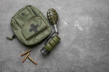 Gri arka plan üzerinde askeri kıyafet kümesi