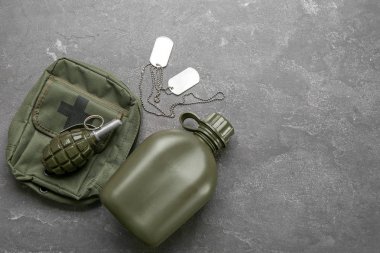 Gri arka plan üzerinde askeri kıyafet kümesi
