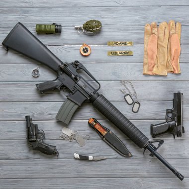 Ahşap arka plan, düz üzerinde askeri teçhizat kümesi yatıyordu