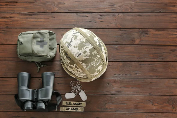 나무 배경, 편평한 위치에 군사 옷의 집합 — 스톡 사진