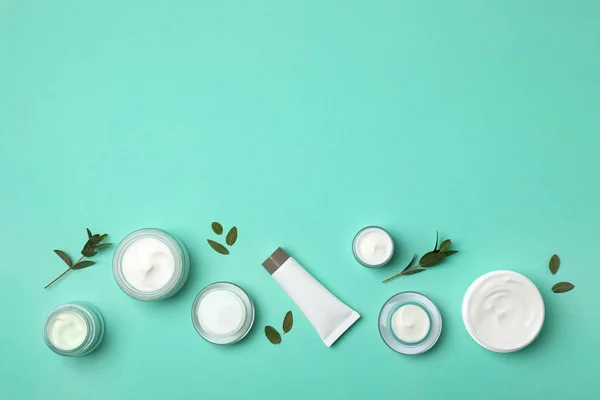Composición plana con productos cosméticos sobre fondo de color — Foto de Stock