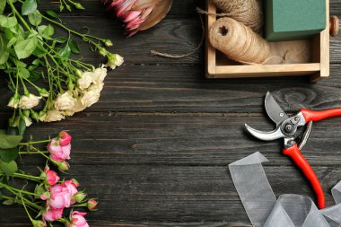 Ahşap arka plan, üstten görünüm üzerinde Çiçek çiçekçi ekipmanla