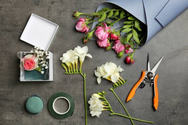 Çiçekçi Çiçek renk arka plan, üstten görünüm üzerinde ekipmanla
