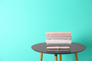 Tablo renkli arka plan üzerinde elbise yığını