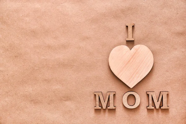 Satz "i love mom" aus Buchstaben auf Papierhintergrund. Glücklicher Muttertag — Stockfoto