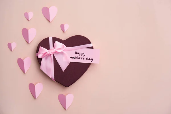 Caixa de presente, corações de papel e cartão de saudação com texto "DIA DA MÃE DE FÁCIL" no fundo da cor — Fotografia de Stock